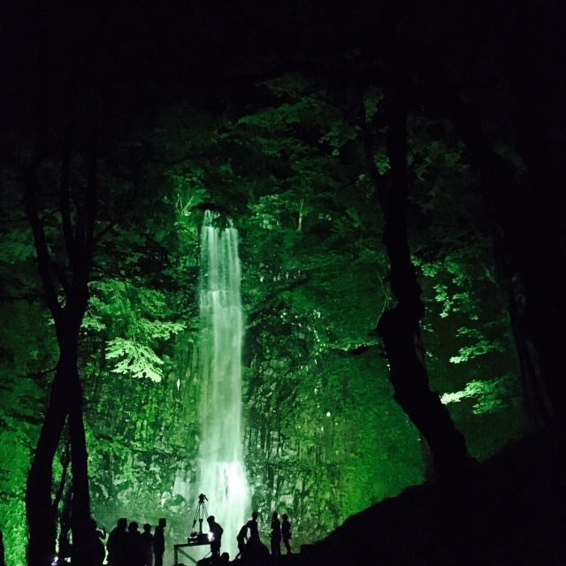 酒田市の玉簾の滝のライトアップ